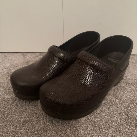Dansko Comfort Clogs Brown Maroon Chevron Leather - Picture 1 of 6